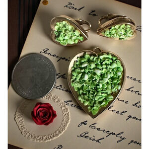 Rarest Crown Trifari Green Seashell Treasure Valentine Heart Brooch Earrings Set